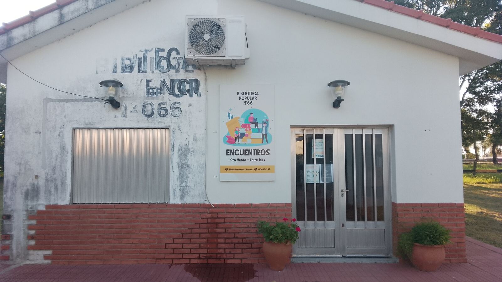 Fachada de la Biblioteca Popular Encuentros, en Oro Verde