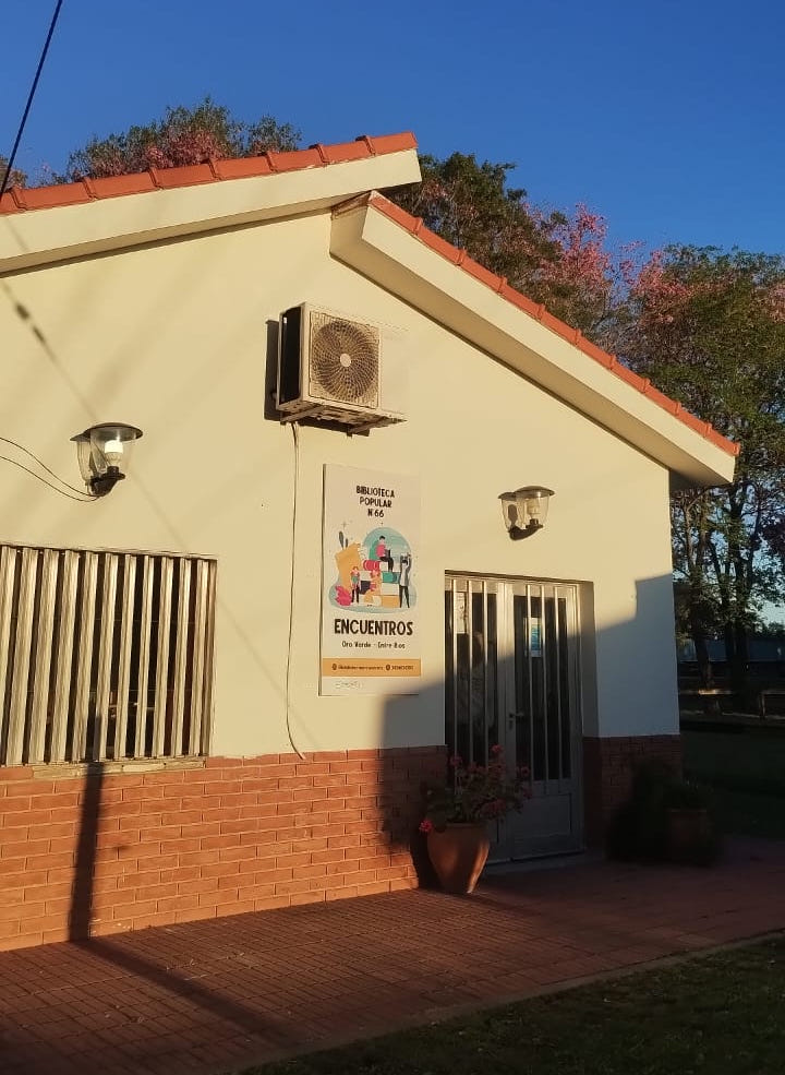 Fachada de la Biblioteca Popular Encuentros, en Oro Verde