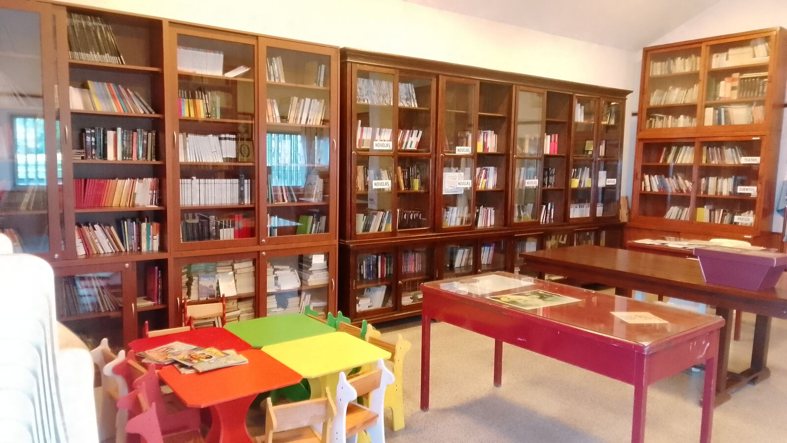 Sector infantil, con mesitas de colores y sillas en forma de jirafa